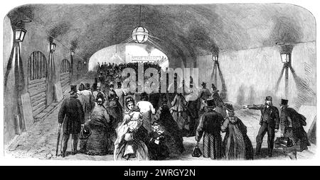 Die Charing-Cross-Bahn: Überdachter Weg zum Bahnsteig, 1864. "In keinem Teil Londons wurde eine größere Verbesserung erzielt als an der Stelle, wo der Hungerford Market einst stand. Kein Überbleibsel der verschiedenen Bauten ist heute erhalten...der Flussufer zwischen Villiers-Straße und Craven-Straße wurde verändert und das Gelände ist von einem riesigen Bahnhof besetzt - der West-End-Endbahnhof des Charing-Cross Railway...it steht etwa 100 m hoch. Von der Strand roadway...it hat etwa 200 Fuß. Breite der Fassade, and...its Erdgeschoss wird getrennt für Buchungsbüros, Erfrischungsräume, &amp;c., Stockfoto