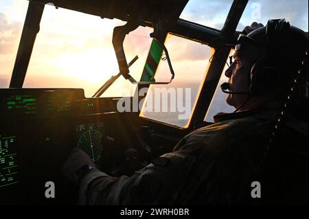 Kendall Dunn, Pilot des 403rd Wing, fliegt einen C-130J Super Hercules während einer Evakuierungsübung von COPE North 24 Stockfoto