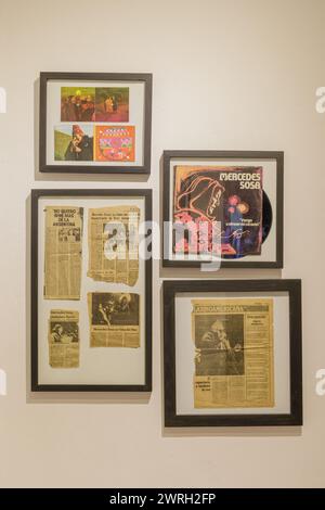 San Miguel de Tucuman, Argentinien - 18. Januar 2024: Mauer mit journalistischen Ausschnitten von Mercedes Sosa in ihrem Museum. Stockfoto