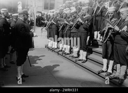 Sousa, 1918. Zeigt den Komponisten und Dirigenten John Philip Sousa (1854–1932), der eine Band in einer Straße dirigiert, wahrscheinlich in New York City. Stockfoto