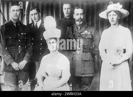 Britische Königsfamilie, zwischen 1915 und 1920. Zeigt Mitglieder der britischen Königsfamilie, darunter: (Von links nach rechts) Albert (später Georg VI.), George, Herzog von Kent; Königin Maria von Teck, Heinrich, Herzog von Gloucester; König Georg V., Prinzessin Mary. Stockfoto