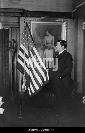 McCormack, zwischen 1915 und 1920. Zeigt den irisch-amerikanischen Tenor-Sänger John McCormack (1884–1945) mit amerikanischer Flagge. Stockfoto