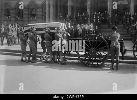 Mitchel Beerdigung, 1918. Zeigt die Beerdigung von John Purroy Mitchel (1879–1918), der von 1914 bis 1917 Bürgermeister von New York City war. Stockfoto