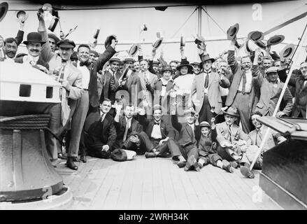 In LA LORRAINE, 8.5.14.1914. Zeigt Gruppe auf Deck des französischen Schiffes La Lorraine, das New York City im August 1914 verließ, um seine letzte transatlantische Überfahrt vor dem Ersten Weltkrieg zu machen Stockfoto