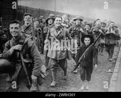 Die Briten betreten Lille, 18. Oktober 1918. Britische Soldaten des 8. Bataillons (Liverpool Regiment) mit einem französischen Jungen, die am 18. Oktober 1918 während des Ersten Weltkriegs in Lille einmarschierten Stockfoto