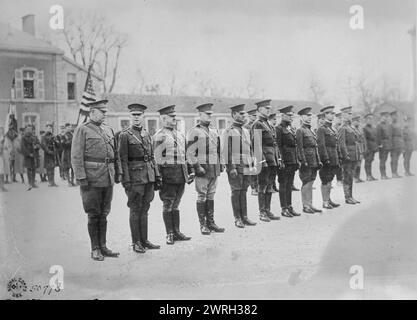 Dekorierte amerikanische Generäle, 14. Januar 1919. Generäle der amerikanischen Expeditionstruppen in Frankreich, fotografiert unmittelbar nachdem sie von Marschall Petain als Kommandeure in der französischen Ehrenlegion im amerikanischen Hauptquartier Chaumont benannt worden waren. Von links nach rechts: Generalleutnant Hunter Liggett, Generalleutnant Robert L. Bullard, Generalmajor James McAndrew, Generalmajor James G. Harbord, Generalmajor Charles F. Summerall, Generalmajor John H. Hines, Generalmajor Edward H. Lewis, Brigadegeneral Michael J. Lenihan, Brigadegeneral William Mitchell, Brigadegeneral Frank Parker. Stockfoto