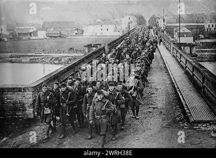 Die US-Armee kommt am 1918. Dezember in Deutschland ein. Die amerikanische 18. Infanterie überquerte nach dem Ersten Weltkrieg die Mosel nach Deutschland Die Stadt im Hintergrund ist Gravenmacher, im Großdutchy Luxemburg. Stockfoto