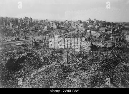 Bailleul, 1918, September 1918. Die Ruinen von Bailleul, Frankreich, nachdem die deutschen Truppen am 30. August 1918 während der Schlacht von Bailleul, die Teil der Schlacht bei den Lys im Ersten Weltkrieg war, verließen Foto vom 1. September 1918. Stockfoto