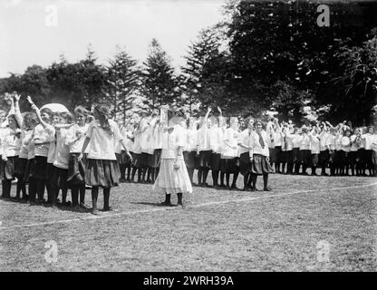 Pass auf Ball Relay, Pelham Bay Park, 1911. Zeigt Mädchen von den Washington Irving High Schools in New York City, die am 23. Juni 1911 im Pelham Bay Park in der Bronx ein Midsummer Day Festival besuchten. Stockfoto