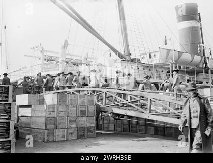 Das Transportschiff der US Army Meade - League Isl'd, 1913. Zeigt das Transportschiff der US-Armee Meade und amerikanische Marines, die im Februar 1913 auf League Island, Philadelphia Naval Shipyard, PA, unterwegs waren, bevor sie als Reaktion auf die mexikanische Revolution nach Guantanamo in Kuba aufbrachen. Stockfoto