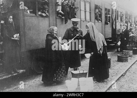 Rotes Kreuz Kantinenarbeiter in Ancona, zwischen 1915 und 1918. Eine Suppenküche des Roten Kreuzes serviert Suppe an einem Bahnhof in Ancona, Italien während des Ersten Weltkriegs Stockfoto