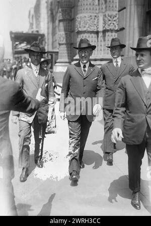 Wilson, 18. Mai 1918. Präsident Woodrow Wilson (1856–1924) marschierte am 18. Mai 1918 während des Ersten Weltkriegs in einer Roten Kreuz-Parade mit Secret Service-Männern auf der Fifth Avenue in New York City Stockfoto