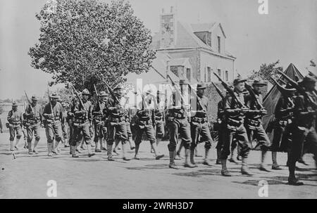 US-Marines in Frankreich, 6. Juni 1918 (Datum der Erstellung oder Veröffentlichung später). Amerikanische Soldaten marschieren während des Ersten Weltkriegs an einem Haus vorbei, auf dem Weg zu ihrem Lager in Frankreich Stockfoto