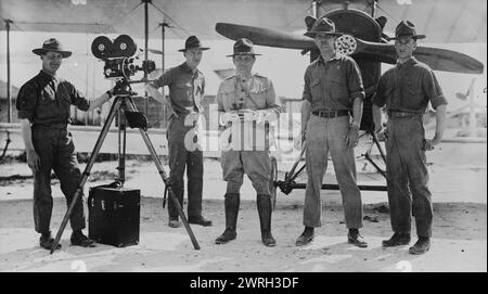 Marines' Film MEN, 11. Juni 1918 (Datum der Erarbeitung oder Veröffentlichung später). Männer in Uniform mit einer Filmkamera im Marine Flying Field, Miami, Florida während des Ersten Weltkriegs Stockfoto