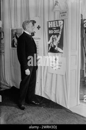 Whitehill, zwischen 1915 und 1920. Der amerikanische Bass-Bariton-Opernsänger Clarence Eugene Whitehill (1871–1932) sah sich während des Ersten Weltkriegs Poster des Roten Kreuzes an Stockfoto