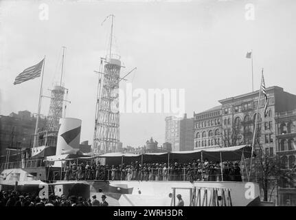 Französische Frauen auf REKRUTEN, 1917 oder 1918. Französische Frauen auf Deck der USS Recruit, einem hölzernen Modell eines Schlachtschiffs, das von der Navy am Union Square in New York City gebaut wurde, um Seeleute zu rekrutieren und Liberty Bonds während des Ersten Weltkriegs zu verkaufen Stockfoto