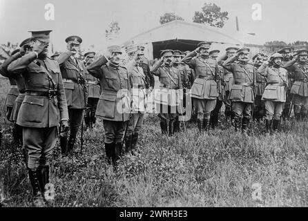 Belgians salute US-Flagge, 4. Juli 1918 (Datum der Erstellung oder Veröffentlichung später). Alliierte Repräsentanten im belgischen Hauptquartier, die die amerikanische Flagge während der Unabhängigkeitstag feierten, Houthem, Niederlande, 4. Juli 1918. Stockfoto