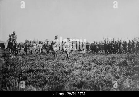 King Albert &amp; General Foch, 7. Oktober 1918 (Erstellungsdatum oder Veröffentlichung später). Marschall Ferdinand Jean Marie Foch (1851–1929), ein französischer General, der während des letzten Jahres des Ersten Weltkriegs zusammen mit Albert I., König der Belgier (1875–1934) auf dem Houthem-Flugplatz in Belgien als Oberster alliierter Kommandeur diente. Stockfoto