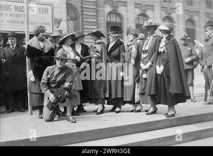 Browning Gun, 1918. Ein Soldat mit einem M1918 Browning Automatic Gewehr vor der New York Public Library während einer Browning Maschinengewehrausstellung, die vom Mayor's Committee of Women on National Defense während des Ersten Weltkriegs gesponsert wurde Eine Gruppe von Frauen schauen auf. Stockfoto