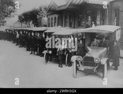 US-Rotes Kreuz in England, zwischen 1915 und 1920. Mitarbeiter des amerikanischen Roten Kreuzes mit Autos vor dem Gebäude in England während des Ersten Weltkriegs Stockfoto