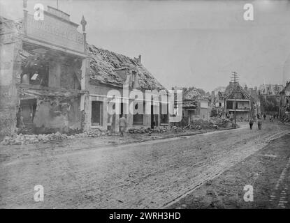 Ham - Noyon St. &Amp; Nide Blvd., zwischen c1915 und c1920. Eine Straße in Ham, Département Somme, Frankreich mit Gebäuden, die während des Ersten Weltkriegs beschädigt wurden Stockfoto