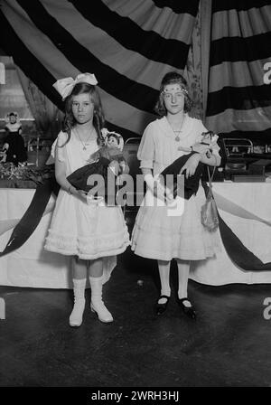 Luella Duys &amp; Eleanor Horrmann, 1918. Zwei Mädchen, Luella Duys und Eleanor Horrmann, die Puppen halten, möglicherweise auf einem Basar, um Gelder für belgische Waisen während des Ersten Weltkriegs im Waldorf Astoria in New York zu sammeln. Stockfoto