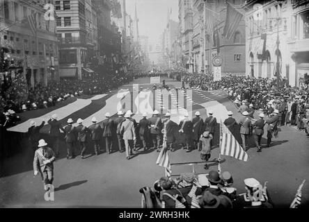 Liberty Parade, 1917 oder 1918. Männer mit großer amerikanischer Flagge marschieren in einer Parade, um Liberty Bonds während des Ersten Weltkriegs zu unterstützen, New York City. Das Postal Life Building an der Fifth Avenue und Forty Third Street befindet sich auf der rechten Seite. Stockfoto