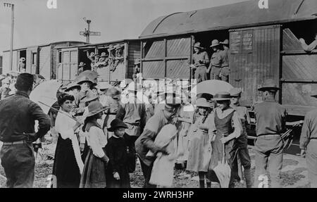 US-Truppen in Frankreich, 1917 oder 1918. Die US-Marines werden an einem Bahnhof in Samur, Frankreich, empfangen. Stockfoto