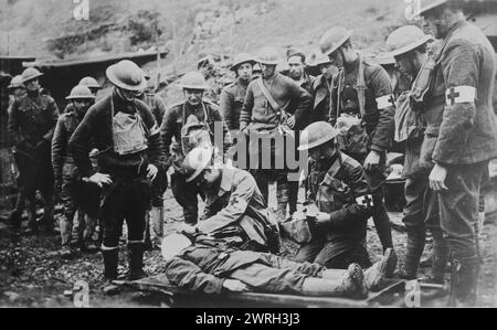 Erste Hilfe an der Front in Frankreich für US-Soldaten, 1918 oder 1919. Ein Arzt mit einem verletzten amerikanischen Soldaten hinter den Linien in Frankreich während des Ersten Weltkriegs Stockfoto