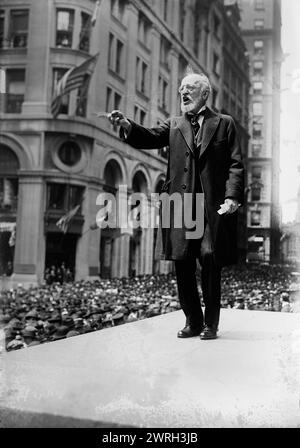 Oscar Straus, Mai 1918. Oscar Solomon Straus (1850–1926), ehemaliger US-Handelsminister, der bei einer Liberty Bond-Kundgebung aus dem Ersten Weltkrieg vor der Federal Hall in der Wall Street in New York City auftrat. Stockfoto