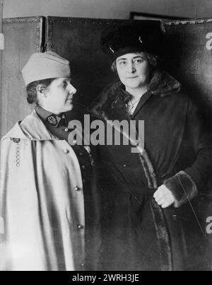 Dr. Rosalie S. Morton, Anne Morgan, zwischen 1915 und 1920. Dr. Rosalie Slaughter (1876–1968), Mitbegründerin des American Women's Hospitals Service, und Anne Tracy Morgan (1873–1952), Philanthropin, die sich für Hilfe im Ersten Weltkrieg eingesetzt hat Stockfoto