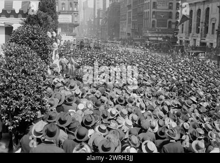 Farrar verkauft Anleihen, 15. April Ein Konzert der Sopransängerin Geraldine Farrar (1882–1967), das Teil des Liberty Theater der Women's war Relief Association vor der New York Public Library in der 5th Avenue und 42nd Street in New York City war. Es wurden Aufführungen und Reden gehalten, um die Öffentlichkeit zum Kauf von Liberty Bonds zu appellieren. Das Theater war Teil der Dritten Liberty-Leihaktion, die vom 6. April 1918 bis 4. Mai 1918 während des Ersten Weltkriegs stattfand Stockfoto