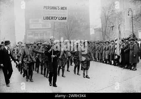 Pershing Veterans, 1918. Veteranen des Ersten Weltkriegs („Pershing's Men“), die zur Unterstützung der Liberty Loan Drive ins New Yorker Rathaus marschieren, um offiziell von Bürgermeister Hylan empfangen zu werden Stockfoto