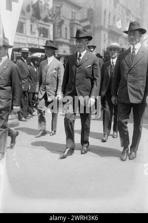 Wilson, 18. Mai 1918. Präsident Woodrow Wilson (1856–1924) marschierte am 18. Mai 1918 während des Ersten Weltkriegs in einer Roten Kreuz-Parade mit Secret Service-Männern auf der Fifth Avenue in New York City Stockfoto