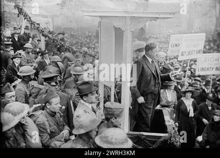 Bürgermeister Hylan, 1918. New Yorks Bürgermeister John Francis Hylan (1868–1936) mit Veteranen aus dem Ersten Weltkrieg („Pershing’s Men“), die zur Unterstützung der Liberty-Leihaktion marschierten. Stockfoto