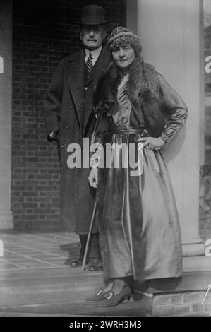 M. T. Herrick &amp; Anne Morgan, (1918?). US-Botschafter Myron Timothy Herrick (1854–1929) und Philanthropin Anne Tracy Morgan (1873–1952) stehen zusammen. 1918 war sie Präsident und Vizepräsident des amerikanischen Komitees des verwüsteten Frankreich. Stockfoto