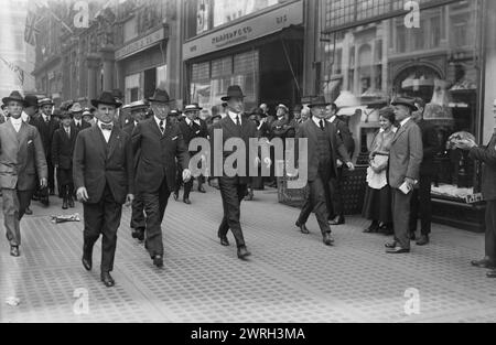 Wilson, 18. Mai 1918. Präsident Woodrow Wilson (1856–1924) marschierte am 18. Mai 1918 während des Ersten Weltkriegs in einer Roten Kreuz-Parade mit Secret Service-Männern auf der Fifth Avenue in New York City Stockfoto