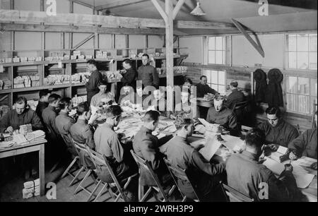 Soldatenaufzeichnungen, Camp Upton, 1917 oder 1918. Soldaten sortieren und organisieren Personalakten in Camp Upton, Yaphank, Long Island, New York State. Stockfoto