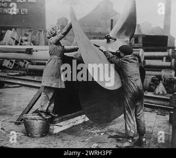 Frauen, die zwischen 1915 und 1917 an Propellern arbeiten, eng. Frauen, die während des Ersten Weltkriegs auf einer Schiffbauwerft in England an einem Propeller arbeiteten Stockfoto