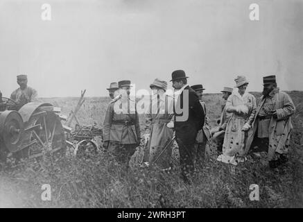 Frau Anna Dike &amp; Anne Morgan, zwischen 1915 und 1918. Frau Anna Dike, Frau Anne Morgan und der französische Politiker Fernand David (1869–1935) inspizierten Land in Frankreich, pflügten als Teil der Arbeit des American Fund for French Wounded während des Ersten Weltkriegs Stockfoto