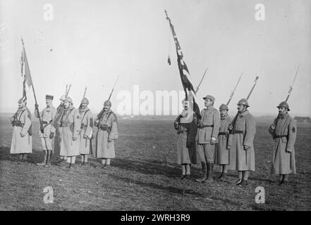 Lufberry am Guynemer Memorial, 1917 oder 1918. Kampfflugzeuge Gervais Raoul Lufbery (1885–1918), der während des Ersten Weltkriegs in der französischen Luftwaffe und im US-Army Air Service diente Er besucht eine Gedenkstätte für den Jagdpiloten Georges Guynemer (1894–1917). Stockfoto