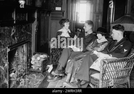 Hostess House YWCA, zwischen 1915 und 1918. Frauen und Militärangehörige in einem "Gastgeberhaus" wahrscheinlich in einem Militärlager während des Ersten Weltkriegs Hostess Houses wurden vom Kriegsarbeitsrat der YWCA eingerichtet. Stockfoto