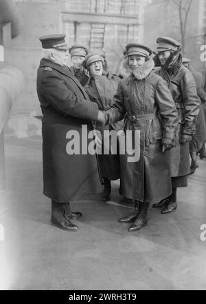 Frauen-Motor-Corps, 1917 oder 1918. Captain Charles Albert Adams (1846–1929), ein US-Marineoffizier, der als Kommandeur der USS Recruit diente, einem hölzernen Modell eines Schlachtschiffs, das von der Navy am Union Square in New York City gebaut wurde, um Seeleute zu rekrutieren und Liberty Bonds während des Ersten Weltkriegs zu verkaufen Adams ist mit Frauen des Women's Motor Corps, Teil der National League of Women's Service. Stockfoto