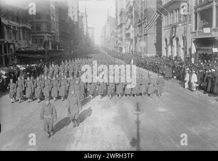 308., 4. Februar 1918. Die 308th Infantry parade am 4. Februar 1918 entlang der Fifth Avenue, vorbei am Reviewstand der New York Public Library auf dem Weg zu den Truppenzügen, die die Soldaten während des Ersten Weltkriegs nach Europa transportierten Stockfoto