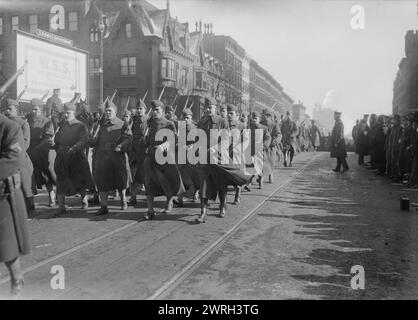 Parade vom 308. Februar 1918. Die 308th Infantry parade am 4. Februar 1918 entlang der Fifth Avenue, vorbei am Reviewstand der New York Public Library auf dem Weg zu den Truppenzügen, die die Soldaten während des Ersten Weltkriegs nach Europa transportierten Stockfoto