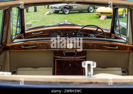 Klassisches Rolls Royce Interieur auf der Oldtimer-Show London Concours Stockfoto