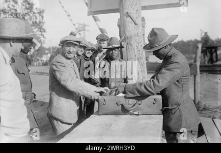 Untersuchungspakete, Camp Upton, September 1917. Afroamerikanische Soldaten schauen sich Pakete in Camp Upton an, einer Einrichtung der US-Armee auf Long Island in Yaphank, New York, während des Ersten Weltkriegs Stockfoto