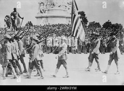 US-Truppen in London zwischen 1915 und 1920. Amerikanische Soldaten in London während des Ersten Weltkriegs Das Victoria Memorial in der Nähe des Buckingham Palace befindet sich im Hintergrund. Stockfoto