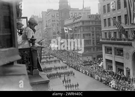 Army on 5th Ave., 30 Aug 1917 (Datum der Erstellung oder Veröffentlichung später). Mädchen auf einem Balkon und Menschenmassen auf dem Bürgersteig beobachten eine Parade der 27. Division (National Guard of New York) am 30. August 1917 in New York City. Der Blick blickt nach Süden auf die Kreuzung der East 38th Street. Auf der anderen Seite der 38. Straße befindet sich der Franklin Simon Store und auf der anderen Seite Lord &amp; Taylor an der 424-34 5th Avenue. Stockfoto