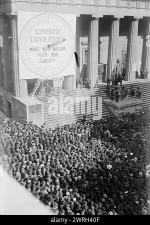 Liberty Bond Meet (19. Oktober 1917?). Menschenmassen und Dudelsackspieler in Kilts vor dem Sub-Treasury-Gebäude an der Wall Street, wahrscheinlich für ein Liberty Loan Meeting, das am 19. Oktober 1917 stattfand, als der Komiker Harry Lauder sprach. Stockfoto